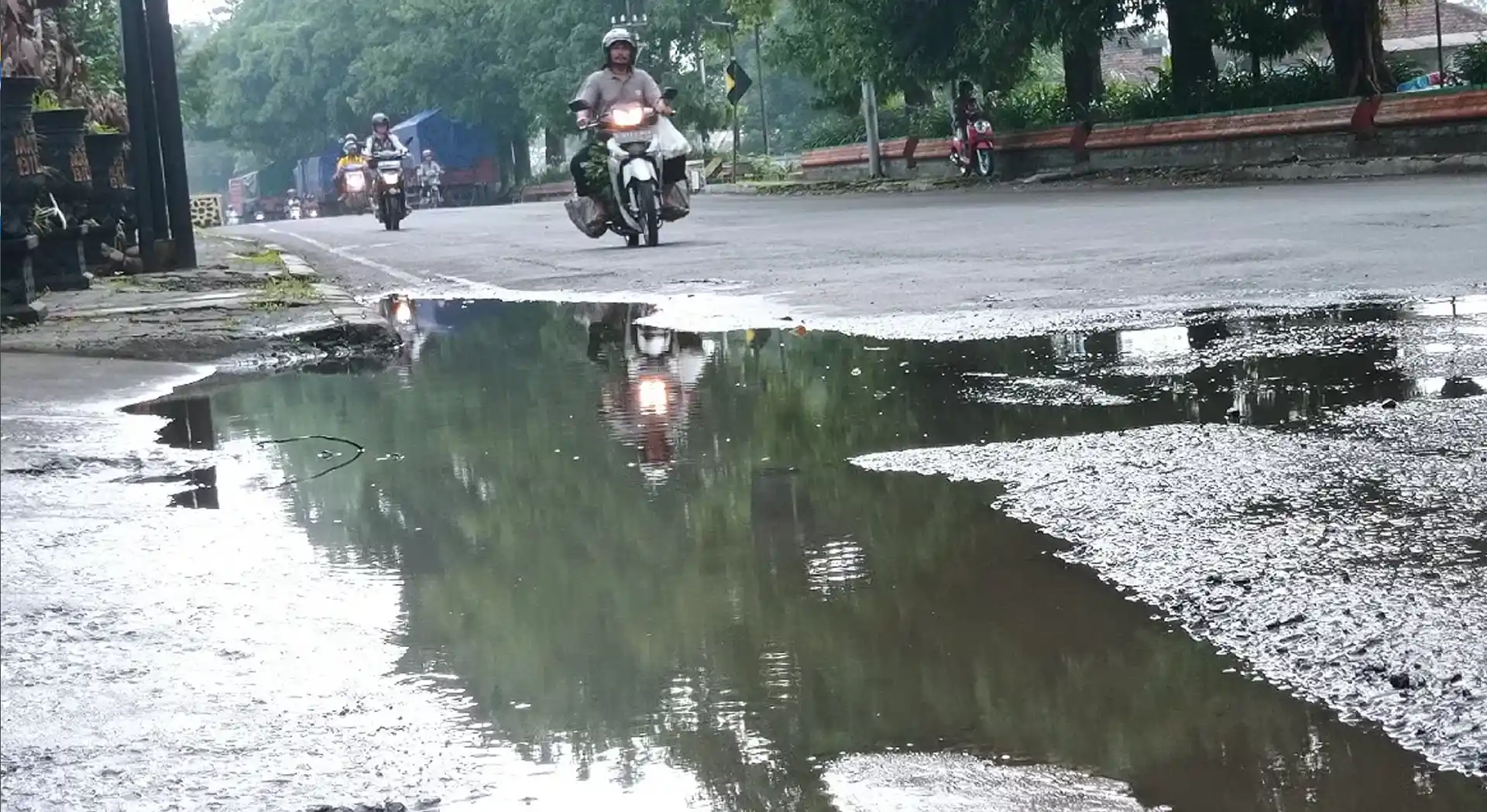 Tips Berkendara Diwaktu Hujan 2 Kubangan