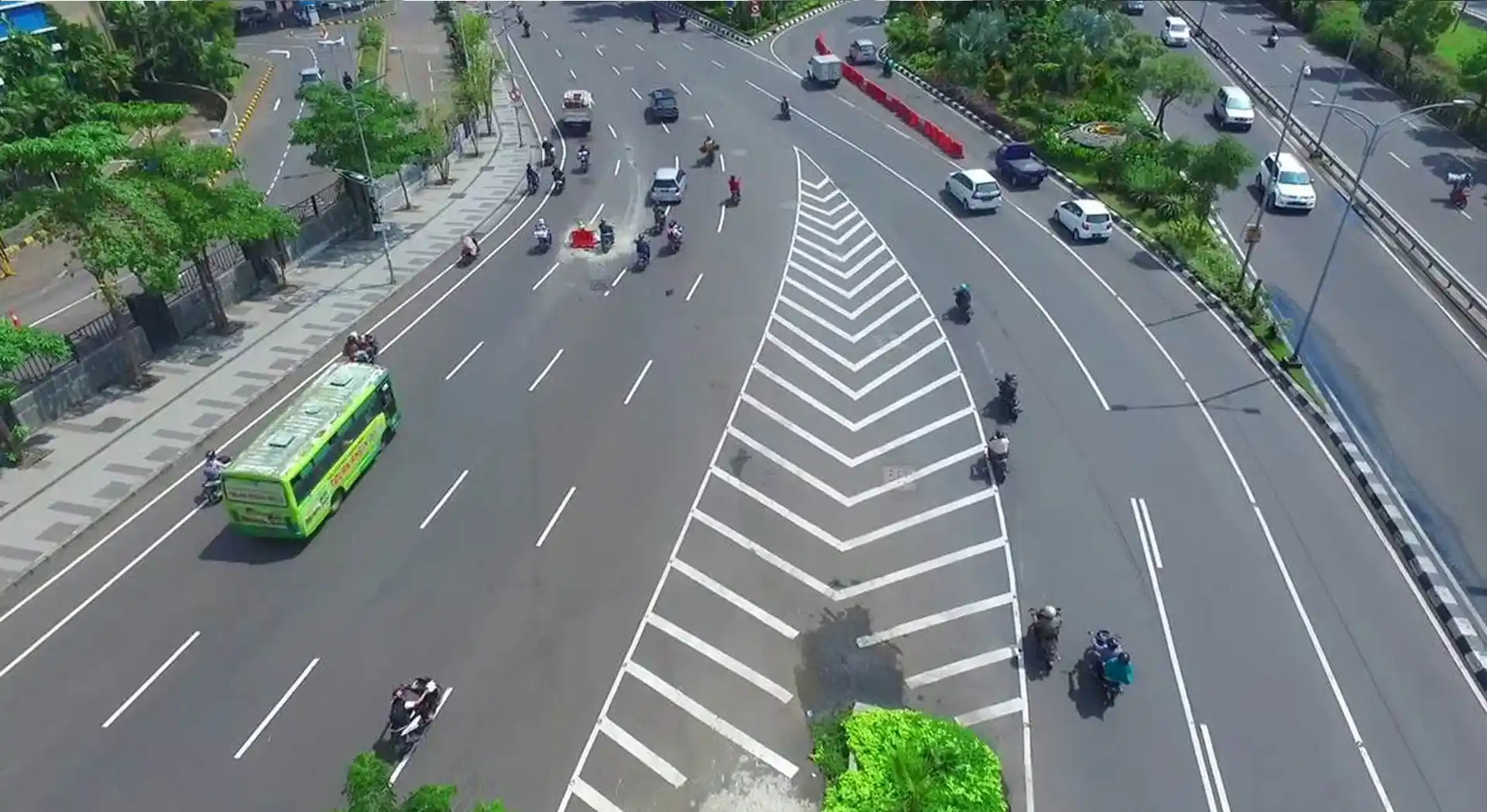 Tips Berkendara Diwaktu Hujan 4 Marka Jalan