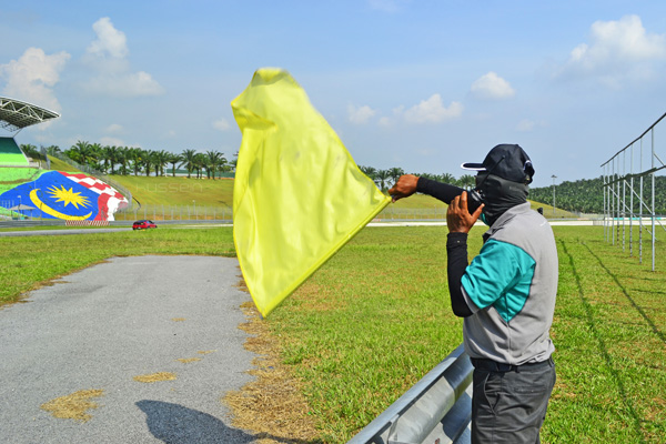 Rossi Serukan Sistim Bendera Kuning Seperti F1 2 Yellow Flag MotoGP Bendera Kuning