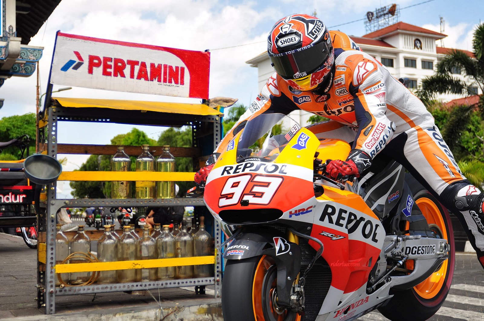 Persaingan SPBU Pertamina, dari POM PERTAMINI Hingga, Petugas Berpakaian Mini... Seksi !!! 2 Marc Marquez aja beli bensin di Pertamini
