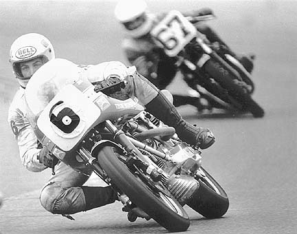 Knee Down atau Knee Drag Gaya Balap Modern Siapa Pertama Melakukannya...??? 3 rider-knee-down