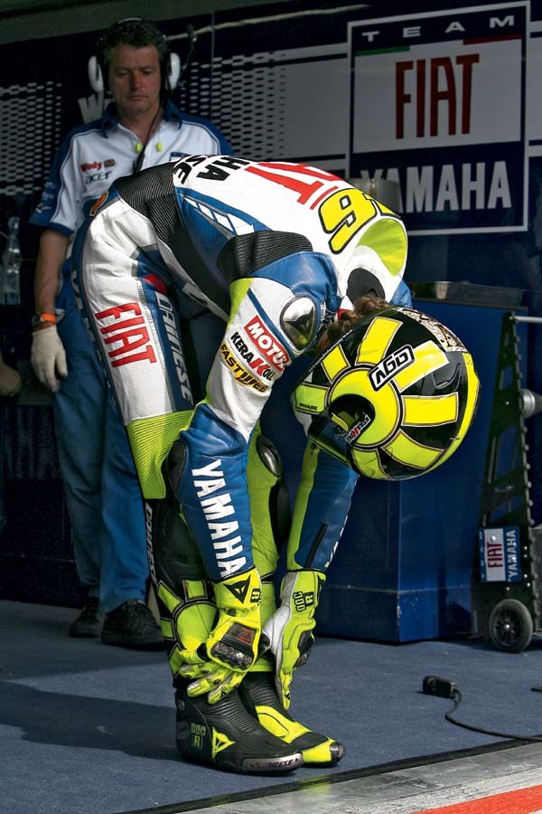 Valentino Rossi Buka Rahasia Ritual dan Kaus Kaki Ghoib... Ternyataaa... !! 2 Valentino rossi-stretch