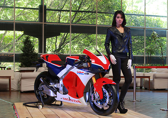 Honda RC213V-S Turun di Balap Isle Of Man TT 2016... Ibarat MotoGP turun di Superbike.. 1 RC213V-S ikut meramaikan event IIMS 2016...