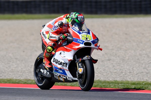 Andrea Iannone Selalu Belajar Dari Valentino Rossi 2 iannone tercepat