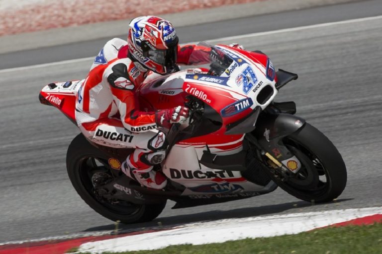 Foto Adriana Stoner Amati Casey Stoner Di Lintasan Balap Ini Begitu Romantis… Co Cwitttt….!!!
