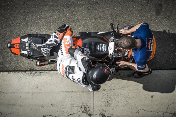 Mika Kallio & Mechanic KTM RC16 Brno 2016 (1)