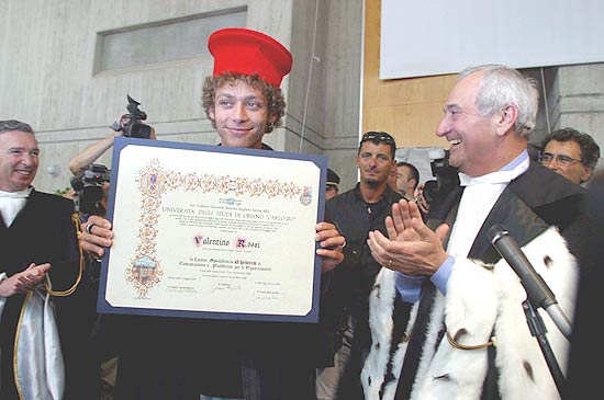 valentino-rossi 2005 menerima gelar Master of Science Honoris Causa dari Universitas Urbino