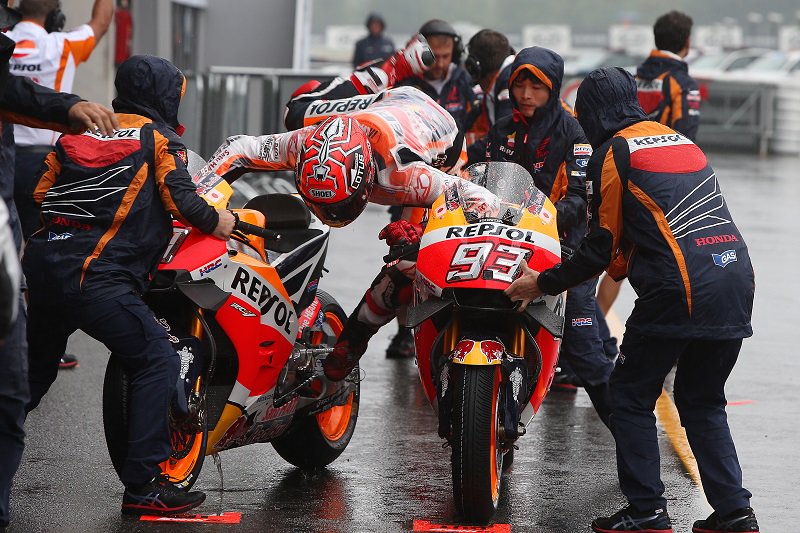 Marc Marquez jatuh
