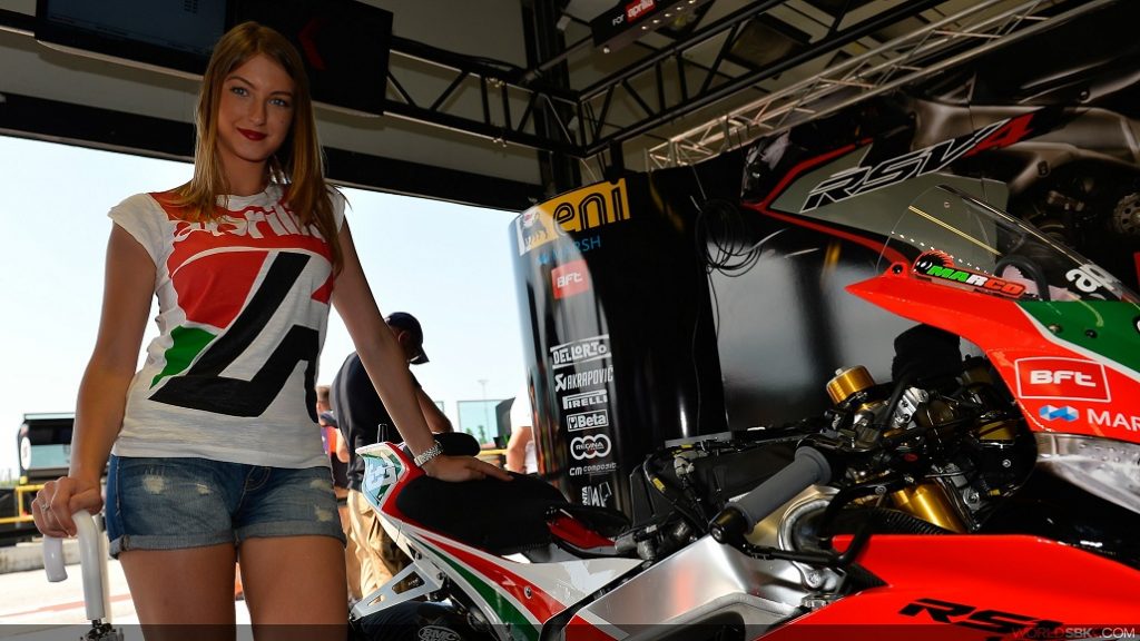 Wah, Wajah Bradley Smith Bengkak Disengat Lebah! 3 aprilia girl