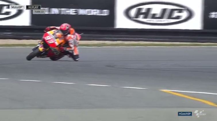 Kembali Marc Marquez melakukan Cornering dengan sudut 68,3° ... wah...!! 1 mm