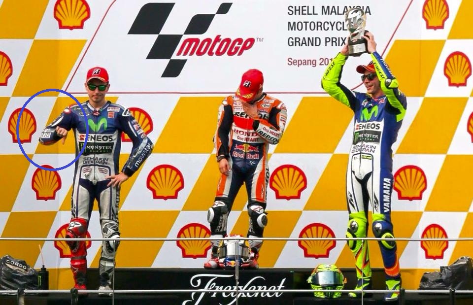 jempol-kebawah-lorenzo-untuk-rossi