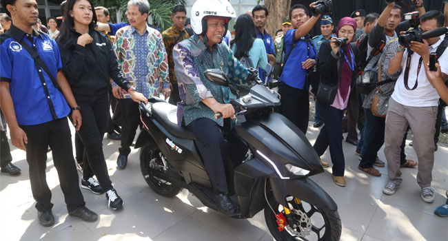 "Gesits" Motor Listrik Made In ITS...Siap Ngaspal...Huebat eiuy... 1 LAUNCHING: Menristekdikti Muhammad Nasir mencoba motor matic listrik dengan nama Gesits, di kampus ITS Surabaya, Selasa (3/5).