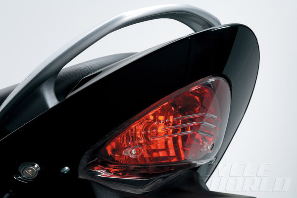 Suzuki GW250 (Inazuma) di Recall Karena Masalah Kelistrikan..!!! 1 2013-suzuki-gw250_taillight