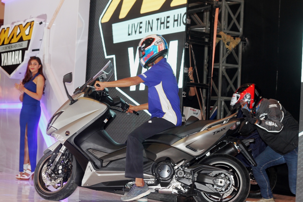 MAXI YAMAHA, Live In The Higher Stage 3 rey-ratukore-menunggangi-tmax-di-indonesia-motor-show-imos-2016