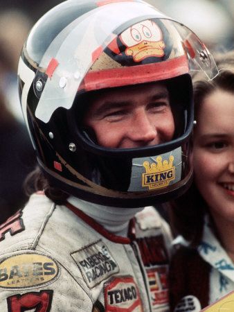 Di NEC motorcycle show Suzuki akan pamer Motor Legenda Barry Sheene 2 helmet-bazza-trademark-duck-graphic