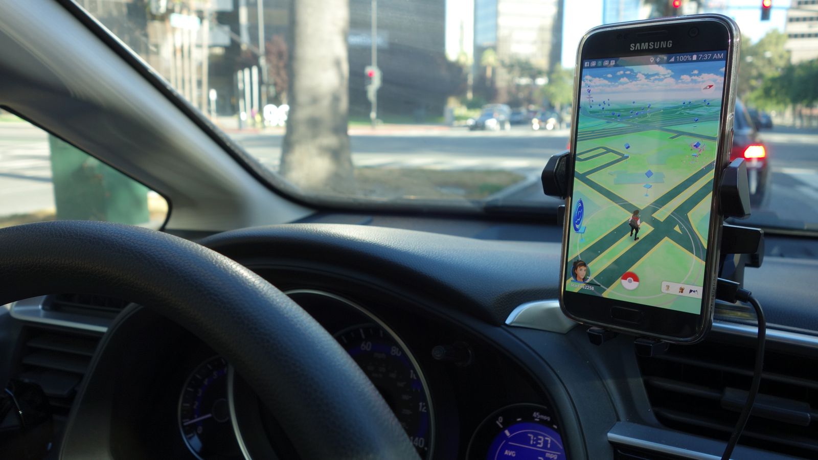 Main Hape, Pemerintah Pasang Kamera CCTV di jalan raya... denda 120ribu... 1 pokemon-go-driving