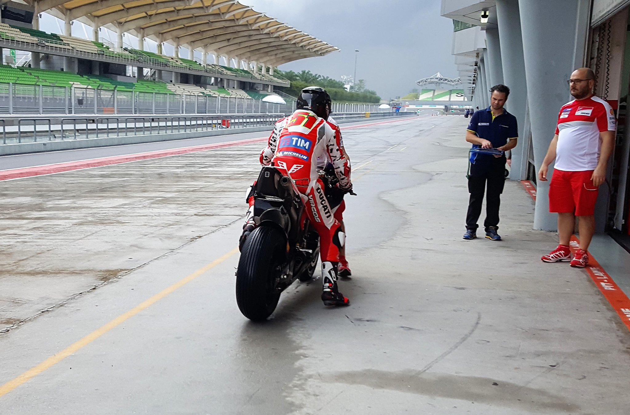 Tes Pra Musim Sepang Day-1 : Ducati Perlihatkan Rahasia GP17 dengan Knalpot "off-centre"..Apa Itu..? 6 Ducati GP17