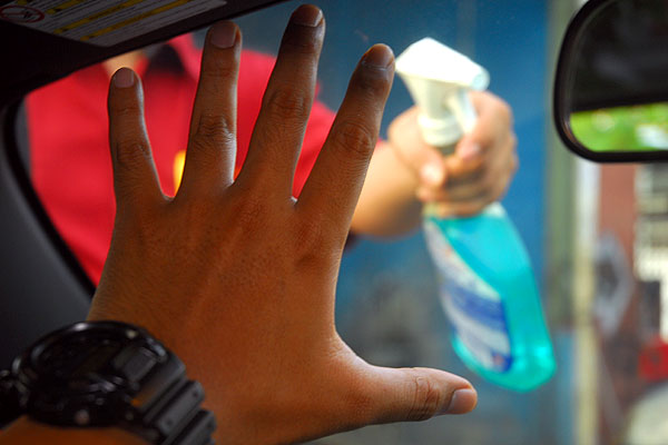 Fenomena "Kemoceng Lampu Merah"... Bikin Bersih apa Baret Kaca Mobil sih...??? 2 Kemoceng-Kaca Mobil