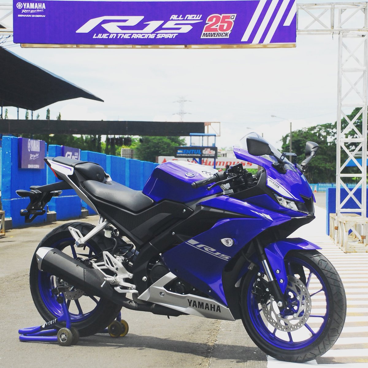Rahasia Dibalik Launching R15 Indonesia Valentino Rossi "Transfer Aura" ke Vinales.. Jangan Nakal Sama Kak Ross Ya Mack ...!! 1 YZF R15 Maverick