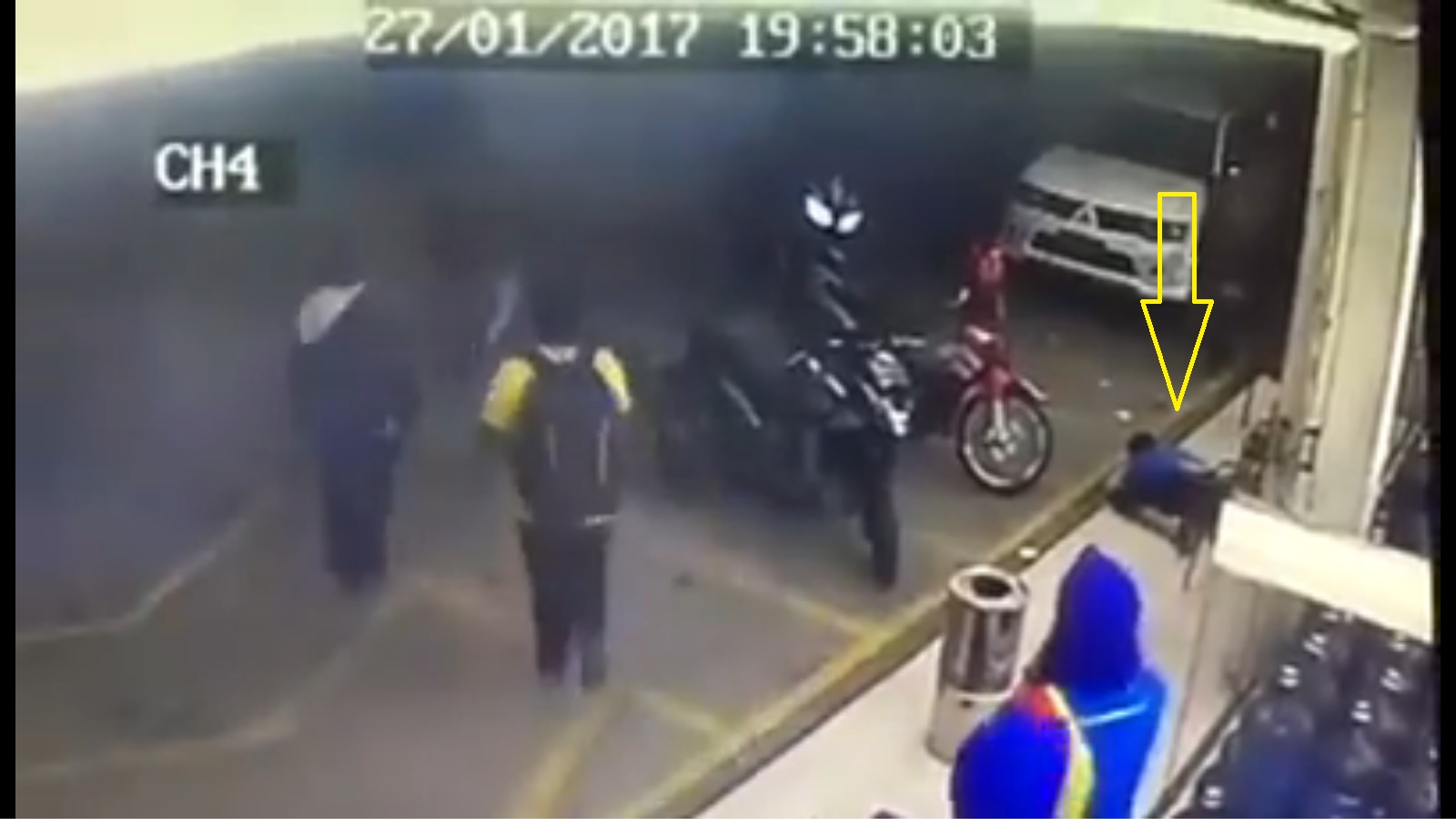 Detik-Detik Pemotor Pengunjung Indomaret Yang Tewas Ditembak Oleh Pencuri Motor..!!! 2 Korban tembak Rampok 1