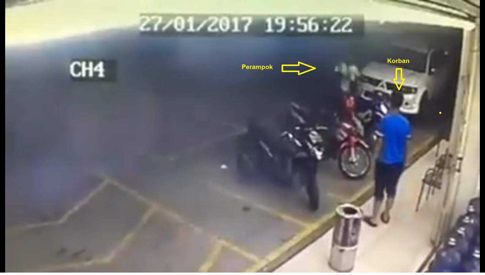 Detik-Detik Pemotor Pengunjung Indomaret Yang Tewas Ditembak Oleh Pencuri Motor..!!! 1 Korban tembak Rampok 2