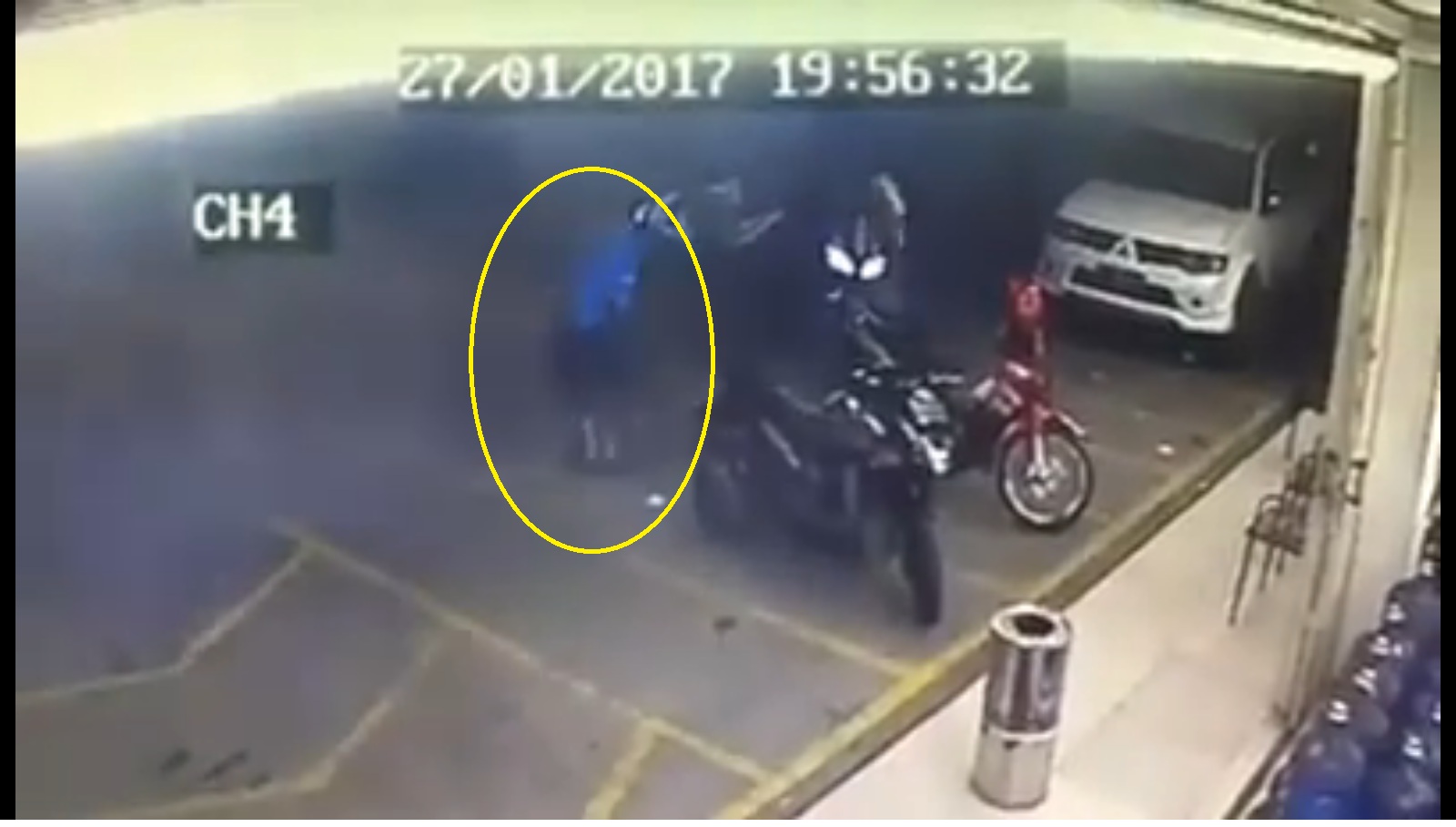 Detik-Detik Pemotor Pengunjung Indomaret Yang Tewas Ditembak Oleh Pencuri Motor..!!! 3 Korban tembak Rampok