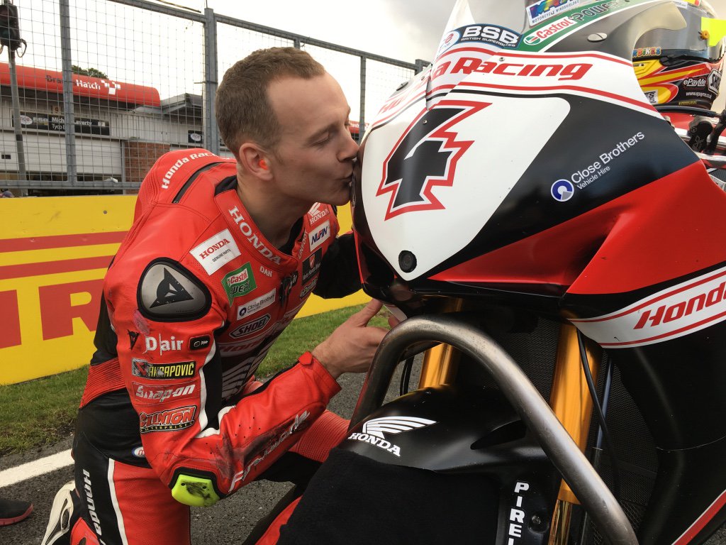 Aksi Gokil Rider Rayakan Hari Valentine 9 danlin foot Fireblade Valentine Honda Racing BSB