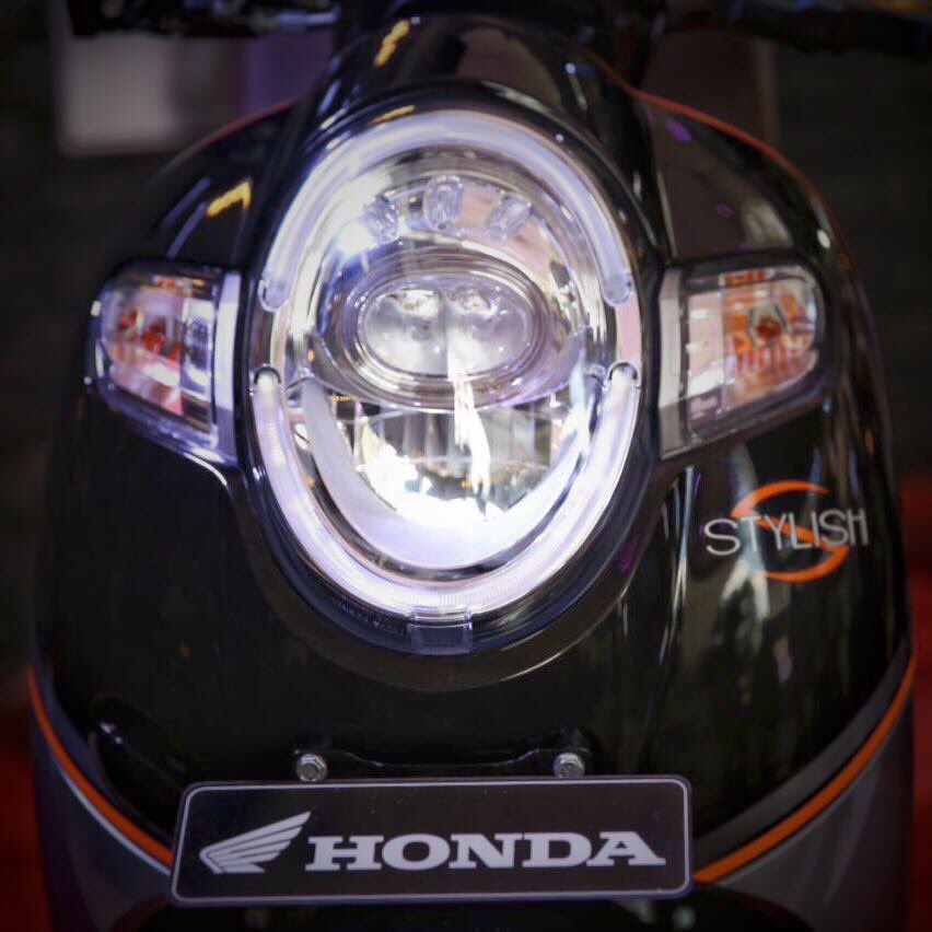 Spesifikasi Honda Scoopy dan Berikut Harga OTR Jawa Timur 1 lampu depan Scoopy 1