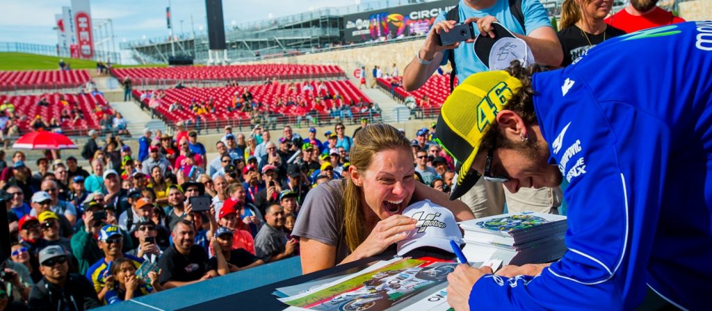 Banyaknya Penggemar dan Media Membuat Rossi Tidak Bisa Menikmati Kehidupan di Paddock Lagi 1 Fans Valentino Rossi