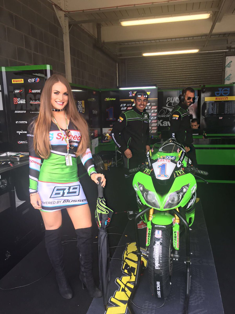 Patahkan Dominasi Sykes, Rea Torehkan Juara ke-100 Kawasaki di Donington 3 Grid Girls Kawasaki UK