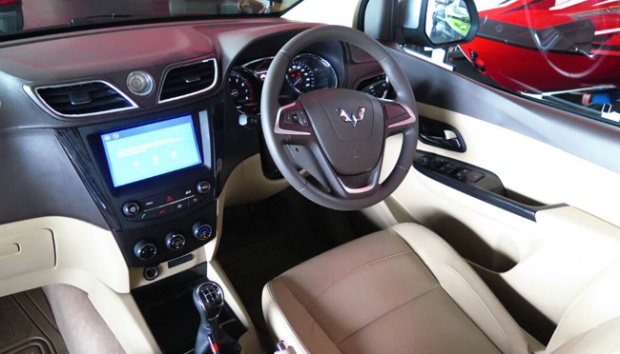 Datang ke Indonesia, Wuling akan 'Hormati' Para Senior Low MPV 1 Wuling Confero interior
