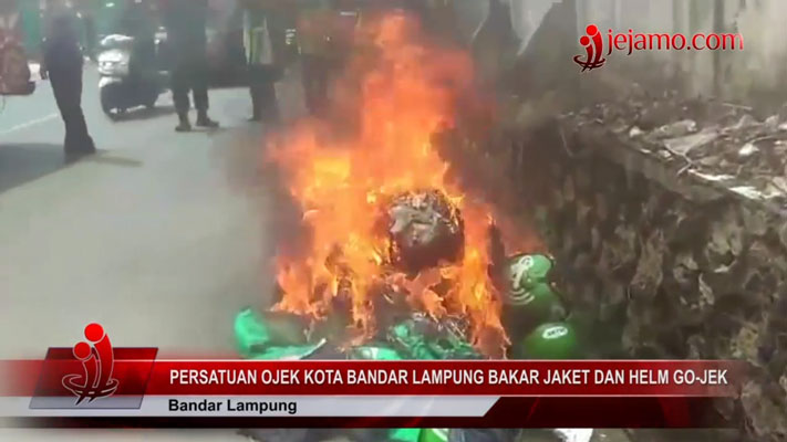 Inilah Kenapa Ojek Online vs Ojek Pangkalan bisa bacok-bacok'an.. ! 1 ojek bakar online go jek
