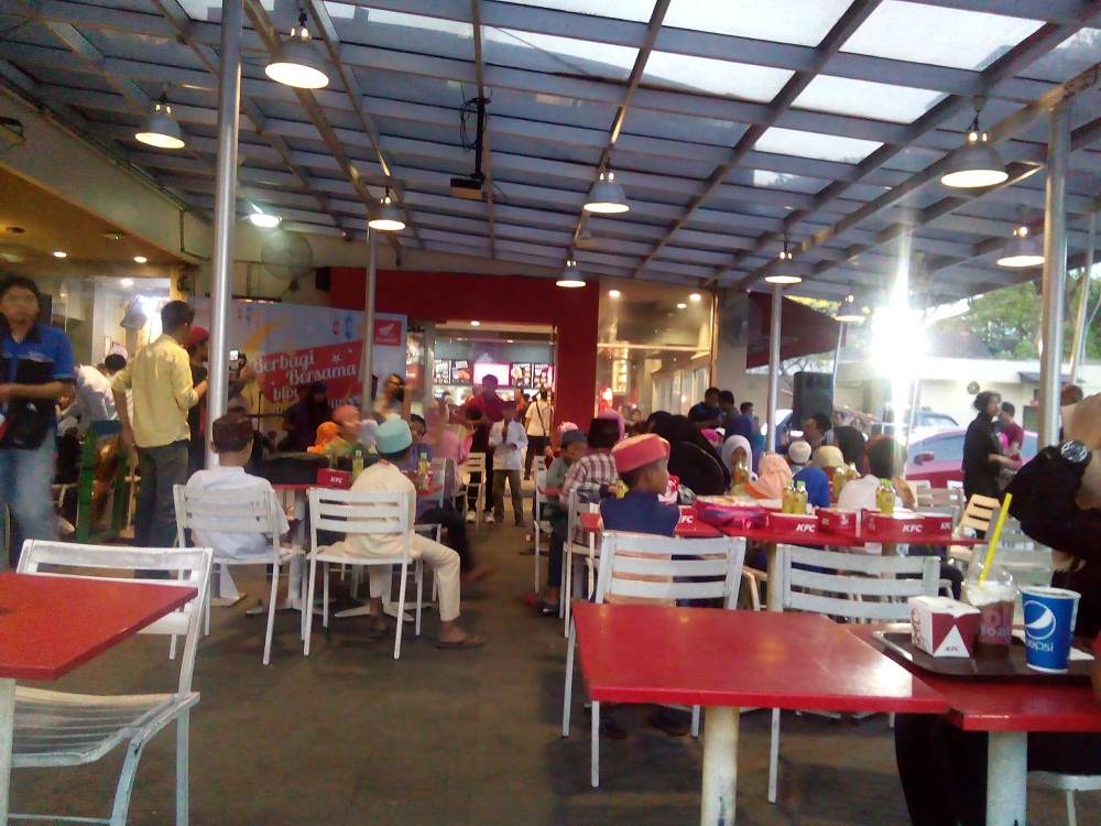 Bukber Bareng MPM With Blogger Jatim Dihadiri 60 Anak Yatim. 2 Bukber Bareng MPM With Blogger Jatim Dihadiri 60 Anak Yatim 1