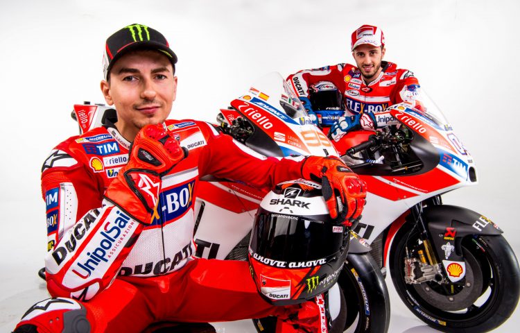 Lorenzo Lontarkan Kata-kata Pedas, Balas Tudingan Zarco! 4 Entah ini sebuah kesengajaan atau tidak. Namun sebuah media memberitakan bahwa mereka sangat bangga dengan memiliki Dovi. Dan disatu sisi membuat sindiran terhadap Valentino Rossi yang dulu pernah membela tim merah di tahun 2011-2012. Apakah benar bos Ducati ini sindir Rossi dan banggakan Dovi