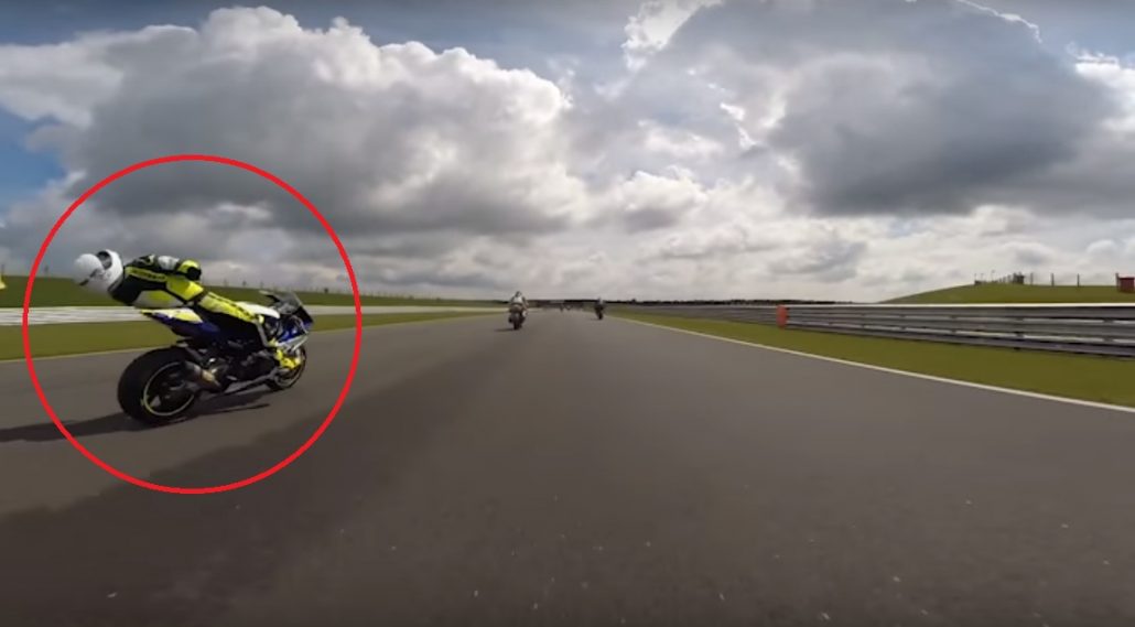 Pebalap Ini Langsung Pingsan Terkena Pecahan Fairing Motor Rider di Depannya 1 Pembalap kecelakaan