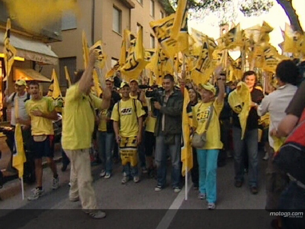 Jalan Kaki di Italy, Demi Valentino Rossi 2 Valentino Rossi Fans Foto motogp com