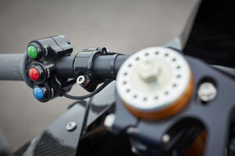 BMW HP4 RACE control