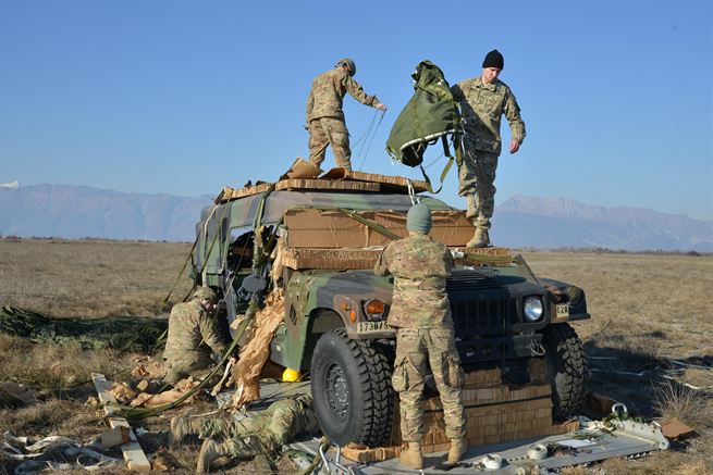 Jeep Humvee Terjun dari Pesawat Foto defense gov