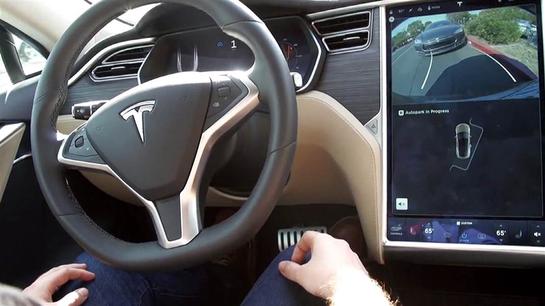 Tesla Model S Self Parking 1