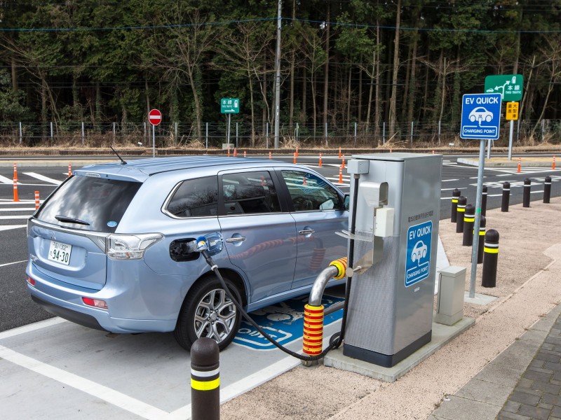 Mitsubishi akan Meluncurkan Outlander PHEV di Indonesia dalam Waktu Dekat 1 outlander PHEV fast charging