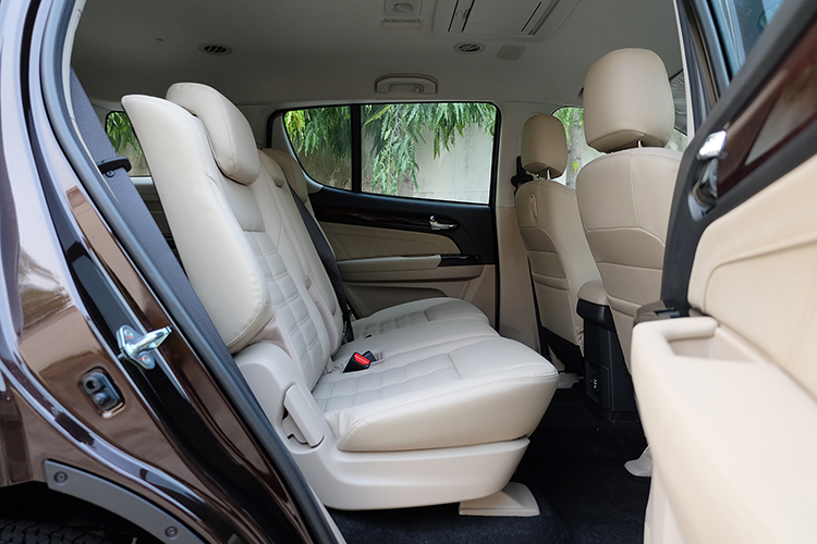 Inilah 3 Varian Yang Dimiliki Isuzu MU-X Terbaru, Onok TV-ne Bro. 1 interior isuzu mu x royalle 2017