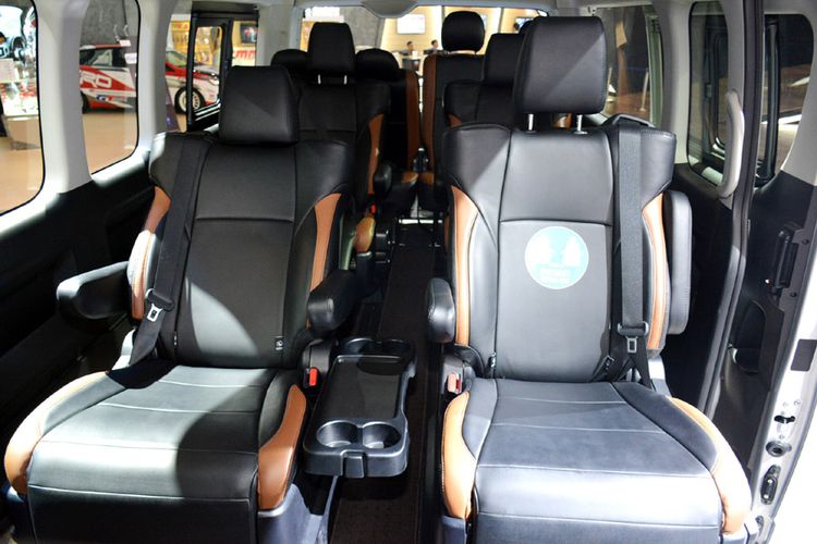 Toyota Hiace Terbaru Penuh Kenyamanan dan Lega 2 interior toyota hiace luxury giias 2017
