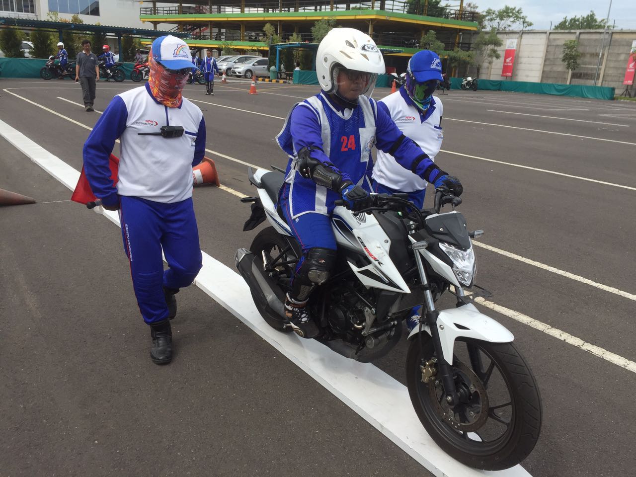 Serunya Kompetisi Fun Safety Riding dengan Satu Hati... Mantappp 3 Safety riding Blogger 2