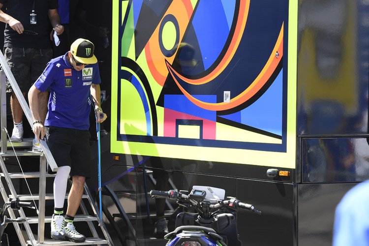 Buktikan Kecelakaan Bukan Rekayasa, Valentino Rossi Tunjukkan Luka Di Kakinya ke Media... !!! 2 Valentino Rossi