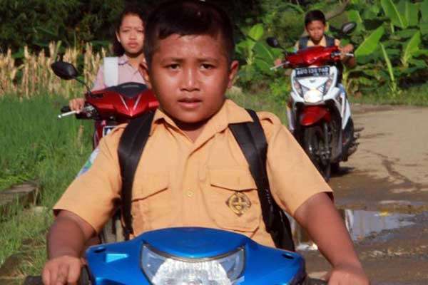 anak sd naik motor