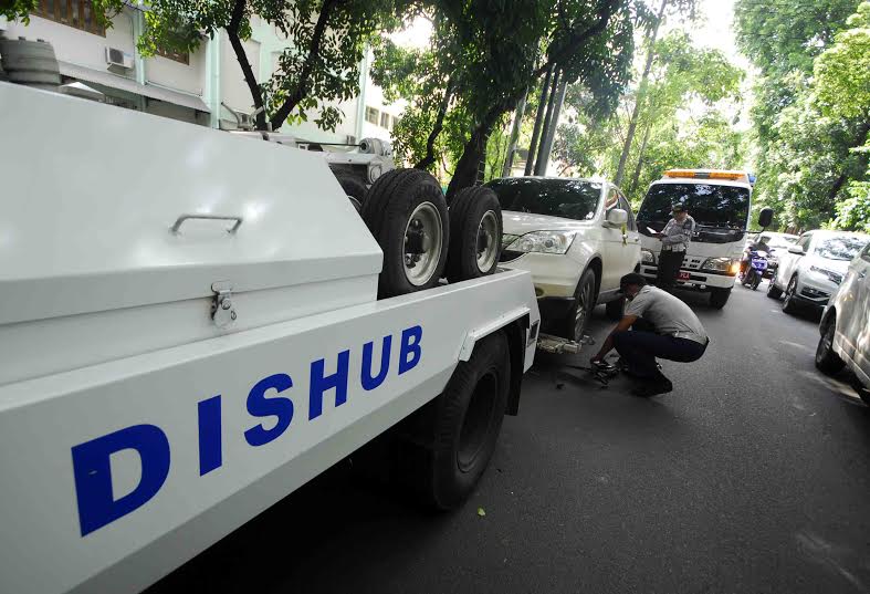 Punya Mobil Tapi Tak Punya Garasi di Rumah, Mobil Anda Bakal Tercyduk 1 mobil diderek petugas dishub