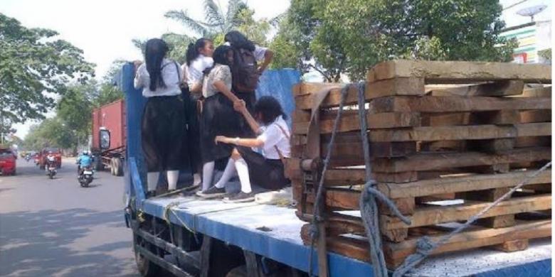 Pelajar di Surabaya Dilarang Pakai Motor, Serius ! 3 pelajar nggandol truk