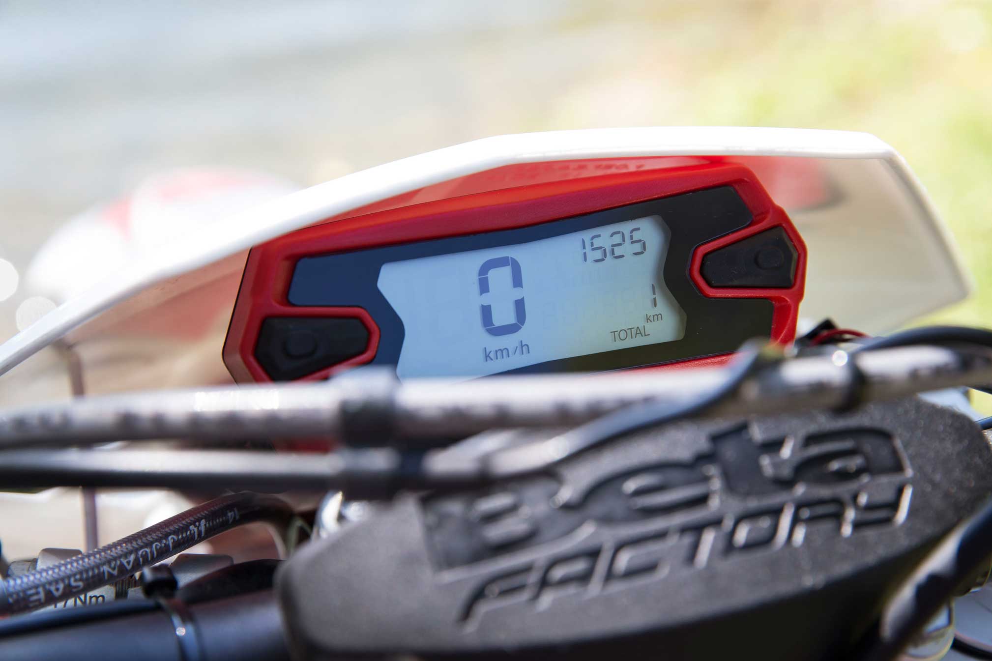 2018 BETA 125 RR 2-Stroke, Buatan Italia Masih Karbu, Si Mungil Yang Beringas !!! 2 2018-Beta-125RR-2-Stroke speedometer