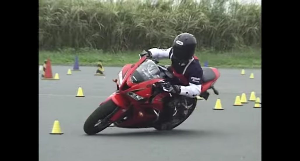 Kerennn... Slalom Honda CBR600RR, Perhatikan Tangannya Aman Tidak Sih Pakai Rem Depan? 1 CBR600RR Slalom