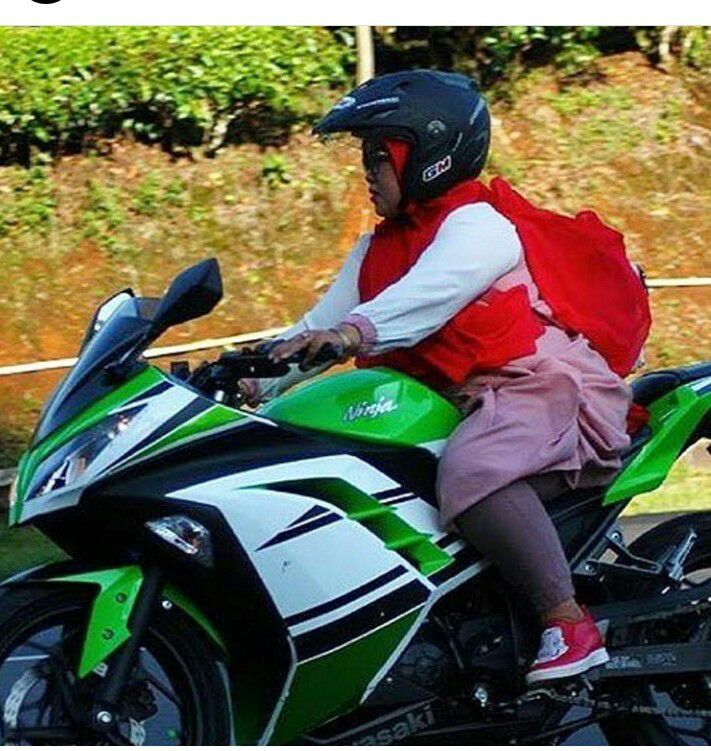 Emak-Emak Naik Kawasaki Ninja ... Apa Kata Dunia...?? 1 Emak - Emak Naik Ninja
